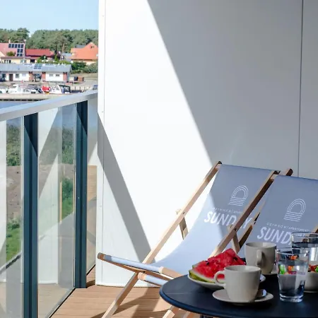 In By River And דירה