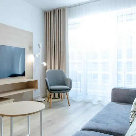 In By River And דירה